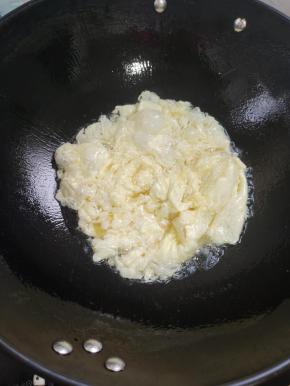 起锅烧油，放入蛋液炒散！