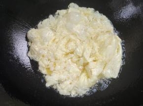 起锅烧油，放入蛋液炒散！