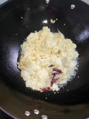 放入蒜瓣，生姜，干辣椒爆香！