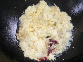 放入蒜瓣，生姜，干辣椒爆香！