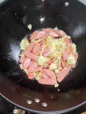 放入火腿肠翻炒均匀！