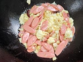 放入火腿肠翻炒均匀！