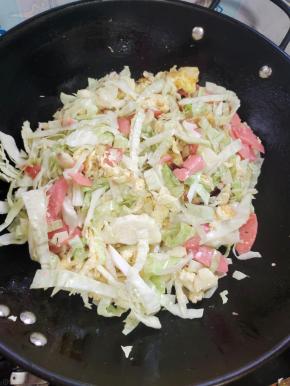放入切好的包菜翻炒均匀！