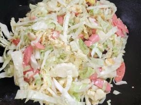 放入切好的包菜翻炒均匀！