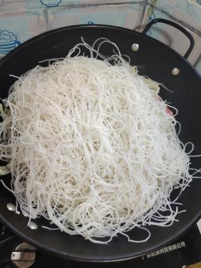 放入浸泡好的米粉翻炒均匀！