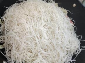 放入浸泡好的米粉翻炒均匀！