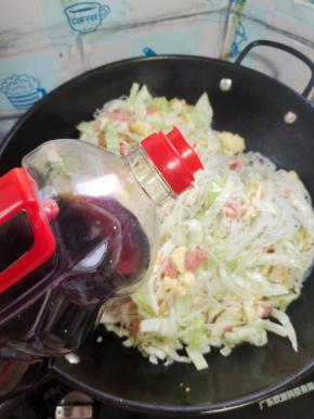 放入一大勺生抽，翻炒均匀！