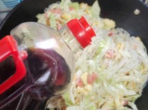 放入一大勺生抽，翻炒均匀！