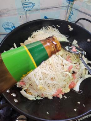 放入一大勺蚝油提味儿！