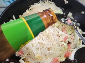 放入一大勺蚝油提味儿！