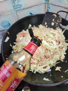 放入一勺红烧酱油提色！