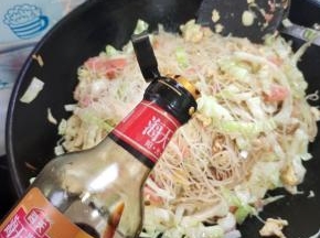 放入一勺红烧酱油提色！