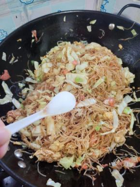 放入一勺盐调味！