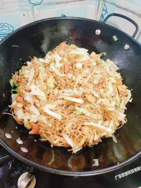 起锅前放入适量的鸡精，翻炒均匀即可！