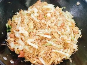 起锅前放入适量的鸡精，翻炒均匀即可！