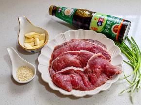 准备食材，牛肉泡冷水，将血水泡出。