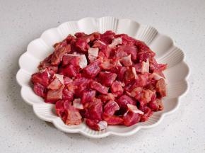 再切小块装盘。