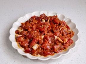 抓拌均匀腌制15分钟。