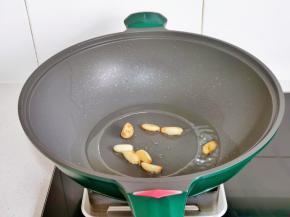 起油锅，加入蒜粒煎至微黄盛出备用。