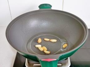 起油锅，加入蒜粒煎至微黄盛出备用。