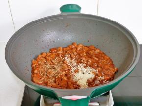 加入蚝油，芝麻，孜然翻炒。