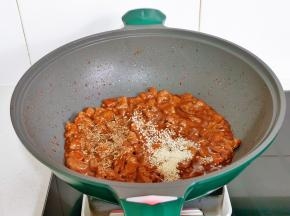 加入蚝油，芝麻，孜然翻炒。