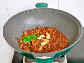 加入煎好的蒜粒，葱花，快速翻炒均匀出锅。