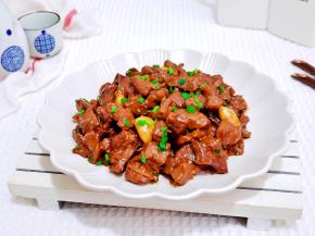 盛出装盘撒上葱花即可食用。