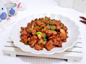 盛出装盘撒上葱花即可食用。