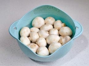 口蘑洗净沥干水分。