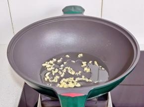 起油锅，加入蒜末炒香。