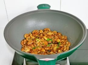 撒上葱花出锅。