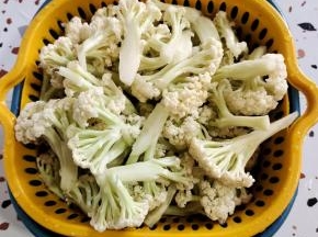 花菜撕成小朵，清洗干净，控干水分备用！