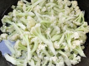 水烧开，放入一勺盐，一汤匙油，放入花菜焯水一分钟！捞出控干水分备用！