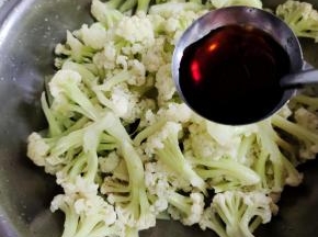 放入一大勺生抽！