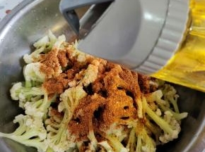 再倒入适量的油！