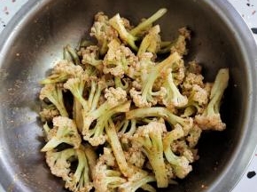 手套上一次性手套，抓拌均匀！