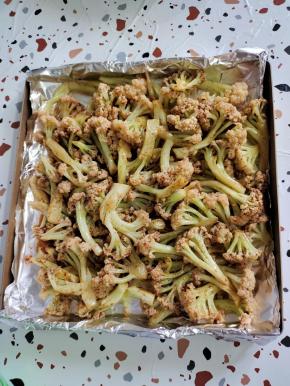 烤盘铺一层锡纸，把抓拌好的花菜倒在烤盘里！