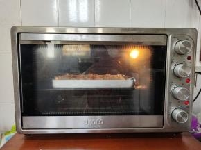 放进提前预热好的烤箱，上下火180度，烤15分钟即可！