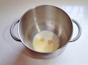 牛奶，鸡蛋，玉米油，盐，糖，炼乳倒入厨师机中。