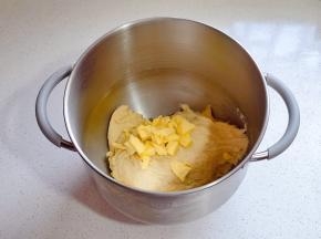 加入软化的黄油，4档揉至不易破的手套膜。