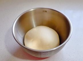 揉圆放入盘中，进行发酵。（保持面团湿度）