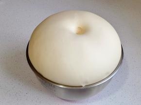 发酵至原来的两倍大，取出揉面排气。