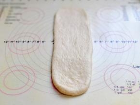 擀成长舌状卷起来。