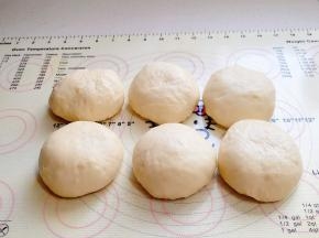 分成六等份，盖上保鲜膜松弛10分钟。