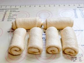 依次做好盖上保鲜膜松弛10分钟，再次擀长舌装卷起来。