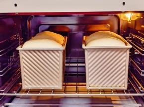 发酵至9分钟，入烤箱，上155度，下170度烤55分钟。