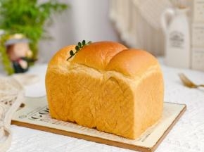 取出趁热脱模。