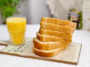 切片，可以涂上自己喜欢的果酱，快手早餐。