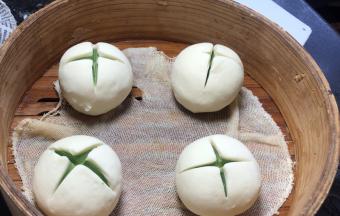 全部包完后，在上面划出十字口，放入蒸格中，盖上盖子发酵至两倍大